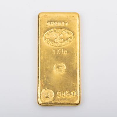 une barre d'or sur fond blanc