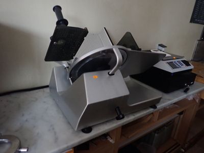 une machine posée sur une table
