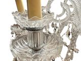 un bougeoir en verre contenant une bougie