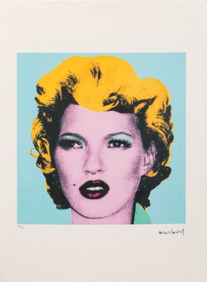 un tableau représentant une femme aux cheveux blonds et aux yeux bleus