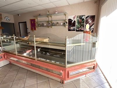 une vitrine en verre au milieu d'une pièce