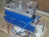une machine bleue posée sur une palette en bois