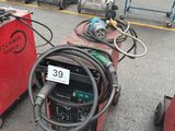 deux appareils de soudage posés par terre sur le parking
