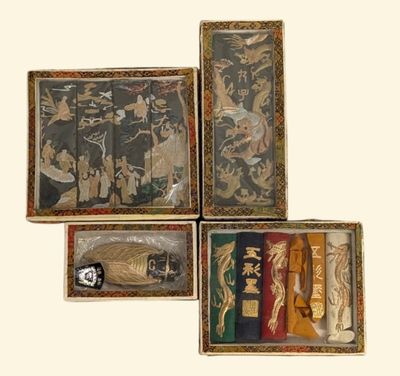 plusieurs types d'objets différents dans une boîte posée sur une surface blanche