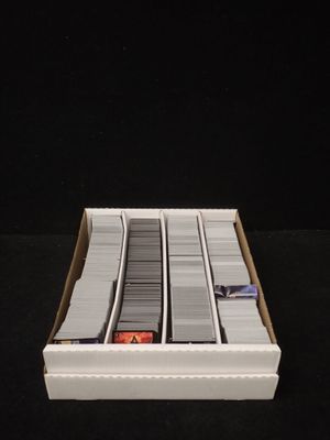 une boîte contenant tout un tas de manettes de jeux vidéo