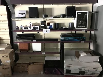beaucoup d'électronique sur les étagères du magasin