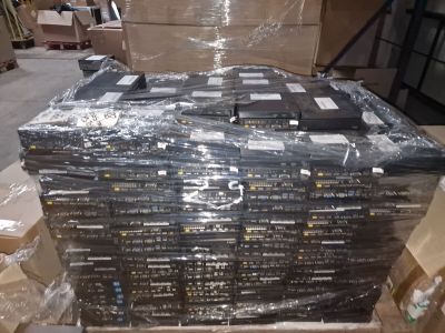 une grande pile de DVD posée sur une palette dans un entrepôt