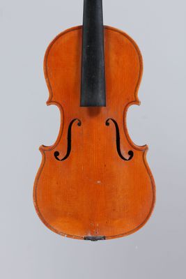 un vieux violon avec un archet sur fond blanc