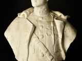 buste en marbre représentant un homme en uniforme militaire sur fond noir