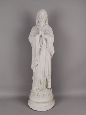 une statue blanche représentant une femme portant un voile sur la tête