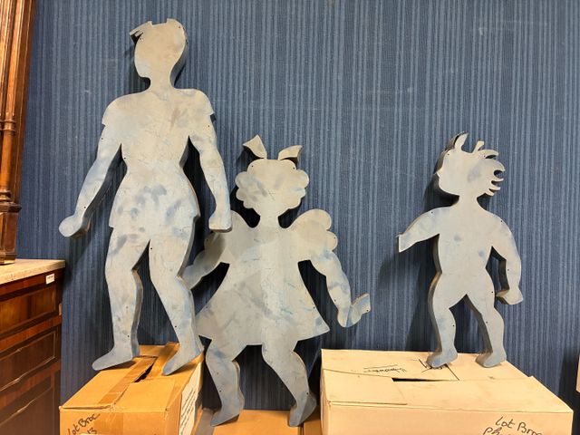 Suite de trois personnages en métal bleu, à accrocher. H 95, 79 e...