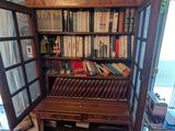 une bibliothèque sur laquelle sont posés de nombreux livres