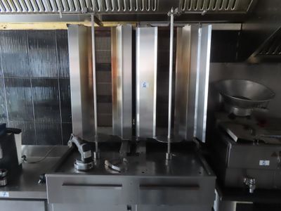 une image d'une cuisine commerciale avec des appareils en acier inoxydable