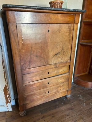 une armoire en bois surmontée d'un panier