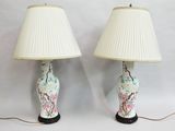 paire de lampes de style chinois avec un abat-jour blanc et un motif floral