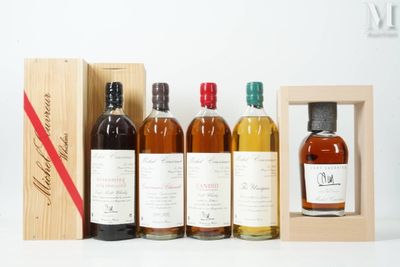 trois bouteilles de whisky dans un coffret en bois, avec un autre coffret en bois derrière elles