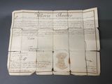 un vieux morceau de papier sur lequel on a écrit, posé sur une table