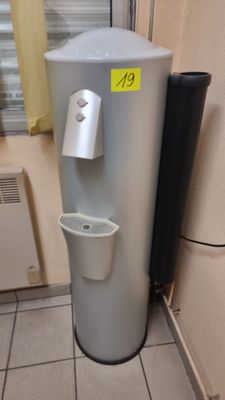 une photo d'un chauffe-eau dans une cuisine
