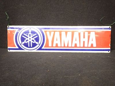 un panneau portant l'inscription « Yamaha » sur un fond noir