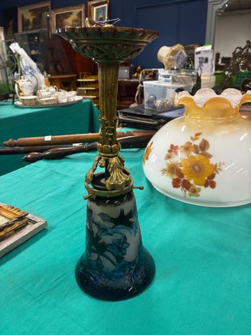 Suspension, tulipe en pâte de verre multicouche à décor floral. S...