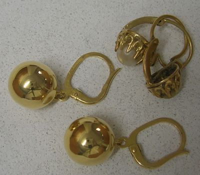 une paire de boucles d'oreilles posée sur une table