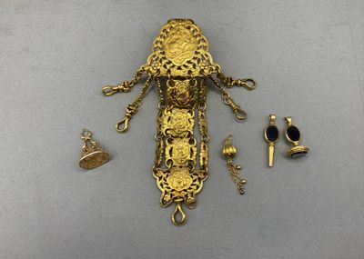 Châtelaine en pomponne Agrémentée de quatre pendeloques en o…
