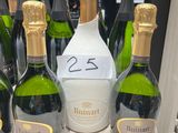 plusieurs bouteilles de vin sont alignées sur une table