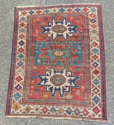un tapis rouge et bleu posé au sol