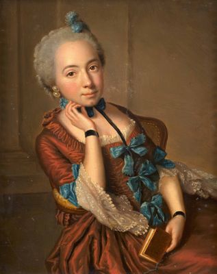 portrait d'une femme en robe rouge, un livre à la main