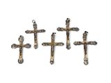On voit trois croix métalliques sur fond blanc