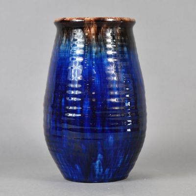 un vase bleu posé sur une table
