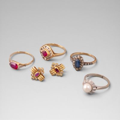 Rיunion de quatre bagues et d'une paire de boucles d'oreille…
