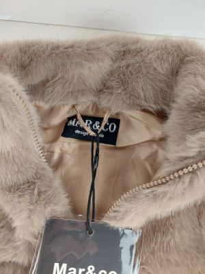 L'étiquette sur la veste indique « Mar & Co ».