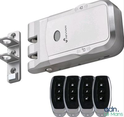 quatre télécommandes reliées à un appareil fixé au mur