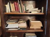 une étagère contenant de nombreux livres dans une pièce