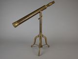 un télescope ancien en laiton monté sur un trépied