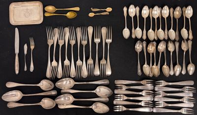 un assortiment d'argenterie comprenant des fourchettes, des cuillères et des cuillères