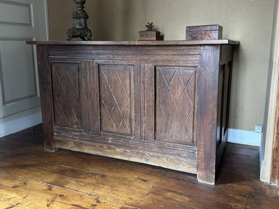 un bar en bois dans un coin de la pièce