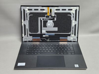 L'ordinateur portable est ouvert et prêt à être utilisé sur la table.