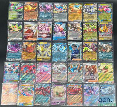 Une grande collection de cartes Pokémon est exposée sur une table.