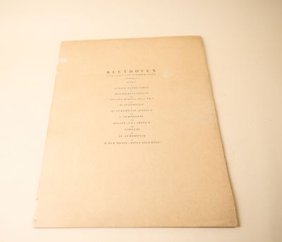 une vieille feuille de papier posée sur une table blanche