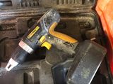un outil dans une boîte à outils, à côté d'un marteau et d'autres outils