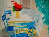une image représentant un tableau sur lequel figurent une table, des chaises et un vase de fleurs
