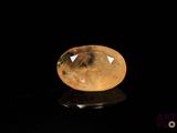 un gros plan d'un quartz jaune posé sur une surface noire