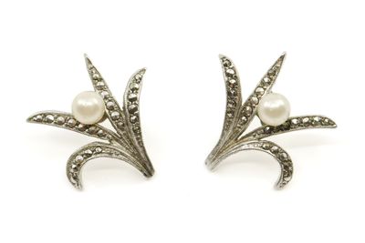 une photo d'une paire de boucles d'oreilles ornées de perles et de diamants