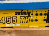 a machine that is sitting on top of a pallet