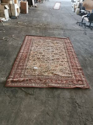 Caisse 80: 1 tapis mécanique fond beige à motif floral H.