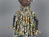 un gros plan sur une figurine représentant une personne ornée de perles