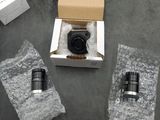 une boîte avec un appareil photo à l'intérieur sur une table