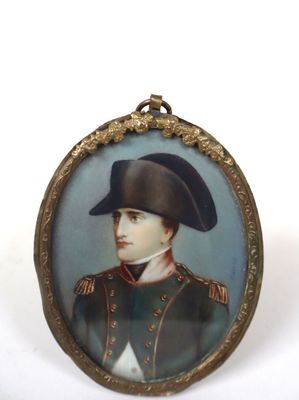 portrait d'un homme en uniforme militaire dans un cadre doré